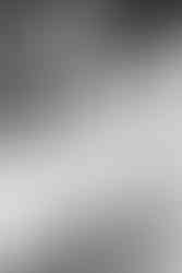 Photographie en noir et blanc d’une fillette vêtue de blanc lors du mariage civil de Malika et Richard à Guyancourt, en Île-de-France. Reportage mariage sensible et naturel capturé par Colombe Delons, photographe de mariage en région parisienne.