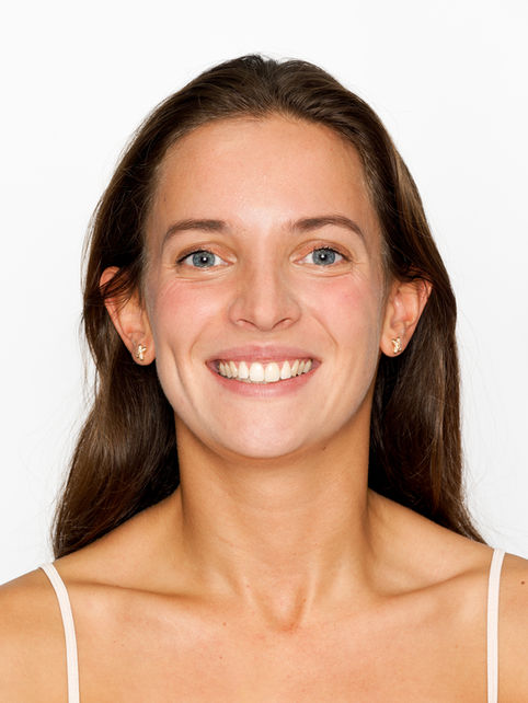 Portrait serré de Margot réalisé en lumière naturelle au studio Colombe Photographie à Gentilly. Expression souriante, cadrage type Pola pour book mannequin ou comédien. Photographe spécialisée en Polas et portraits naturels à Paris.