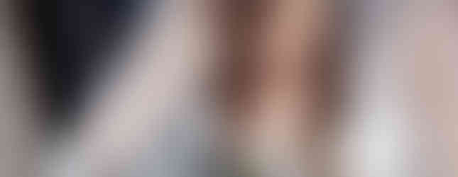 Mariage civil d’Alissia et Hafed à Montlhéry : la mariée signe le registre officiel à la mairie, vêtue d’une robe de dentelle blanche et d’un voile. Ce geste solennel, entouré des proches, marque l’instant où leur union devient officielle. Reportage mariage civil en Essonne et en Île-de-France par Colombe Photographie, spécialisé dans les cérémonies intimes et authentiques.