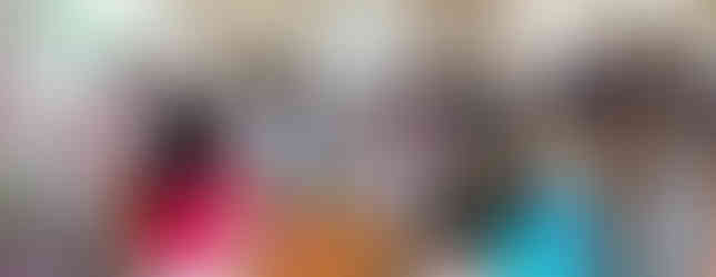 Photographie du mariage civil de Mallory & Ruddy dans une salle ornée de boiseries florales et baignée de lumière naturelle, en région parisienne. Les mariés sont entourés de leurs proches, tous vêtus de tenues coordonnées bleu ciel et tartan. Photo capturée par Colombe Photographie, photographe de mariage à Gentilly, spécialiste des reportages de mariage lumineux, spontanés et multiculturels en Île-de-France.