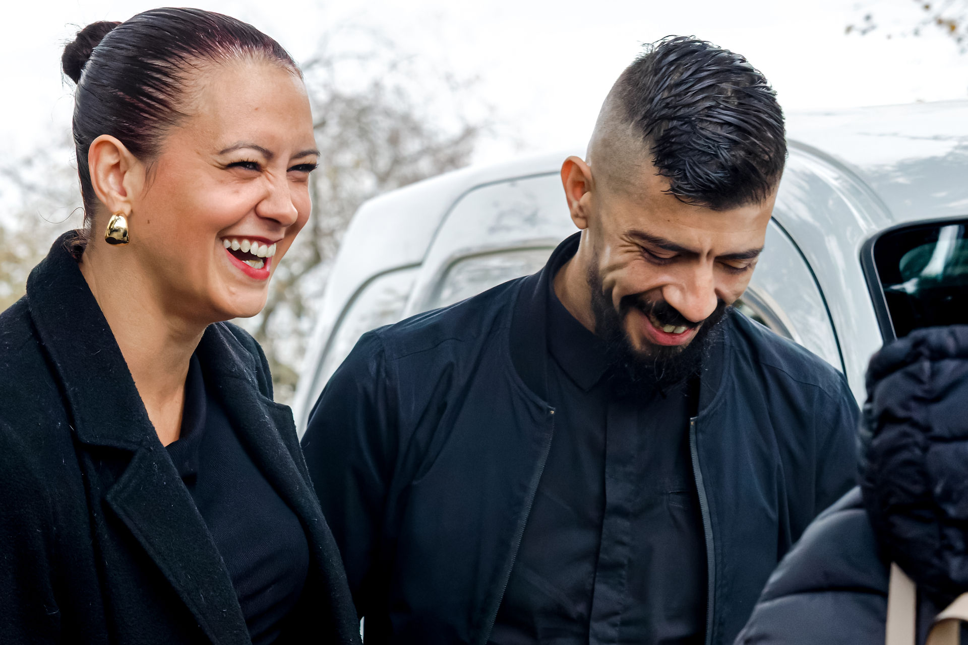 Groupe d’invités souriants lors du mariage civil de Susana et Riadh à la mairie de Villemomble. Photo réalisée par Colombe Photographie, studio basé à Gentilly et spécialisé dans les mariages civils en Île-de-France. Cette image reflète l’ambiance chaleureuse et conviviale des célébrations en région parisienne.
