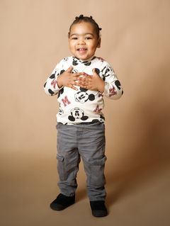 Portrait d’enfant debout en studio sur fond beige, réalisé au studio Colombe Photographie à Gentilly, en région parisienne. Photographe enfant en Île-de-France, le studio met en valeur la personnalité, les expressions et la spontanéité des plus jeunes à travers des images simples et lumineuses. Une séance idéale pour des souvenirs durables et naturels.