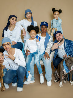 Photo de famille en studio à Gentilly en région parisienne, réunissant parents et enfants dans une mise en scène moderne et coordonnée. Shooting famille en Île-de-France, idéal pour créer des souvenirs authentiques et dynamiques. Colombe Photographie accompagne les familles pour des séances photo en studio ou en extérieur à Paris et alentours.