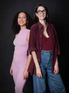 Portrait professionnel de Philippine et Céline, conférencières pour Les Flamboyantes, réalisé en studio à Gentilly par Colombe Photographie. Photo corporate et chaleureuse, idéale pour illustrer leurs interventions, supports de communication, site professionnel ou réseaux sociaux. Ce portrait met en valeur leur complicité et leur professionnalisme. Photographe de studio en région parisienne, je réalise des portraits d’équipe, de conférenciers, d’entrepreneurs et de professionnels dans mon studio proche de Paris, facilement accessible depuis toute l’Île-de-France.