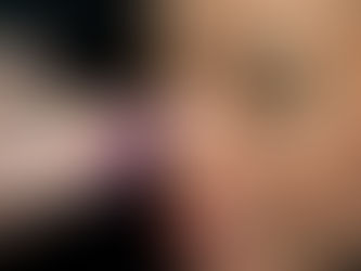 Shooting bien-être à Saint-Leu-la-Forêt : maquillage professionnel appliqué au pinceau par Déborah Lecomte–Desprez, Hair & MakeUp Artist. Photographe spécialisée en région parisienne dans la valorisation des prestations beauté et maquillage pour site internet, Google Business et réseaux sociaux.