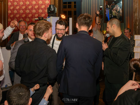 Photographie de moments complices et joyeux pendant la soirée du mariage, capturée en région parisienne. Un instant de bonheur partagé, immortalisé par Colombe Delons, photographe spécialisée dans les mariages et les moments d'émotion de votre grand jour.