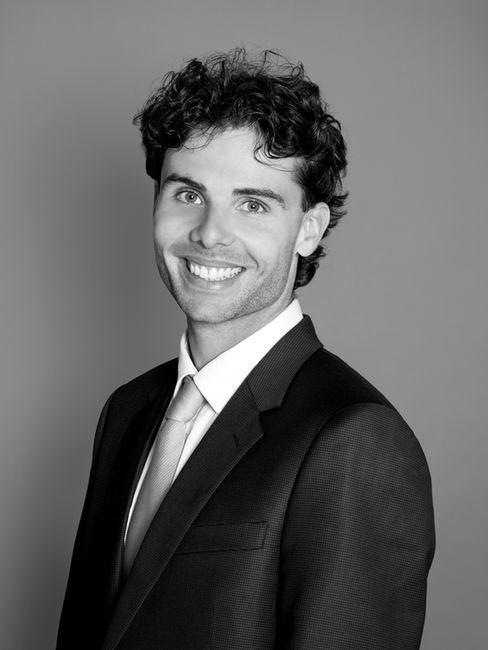 Portrait professionnel en noir et blanc d’Elio, réalisé en studio par Colombe Photographie à Gentilly, en région parisienne. Photo CV et LinkedIn avec fond clair, tenue formelle et expression naturelle. Idéal pour valoriser son image professionnelle avec un rendu élégant, moderne et impactant. Studio photo spécialisé en portraits corporate, book comédien et photos professionnelles en Île-de-France.