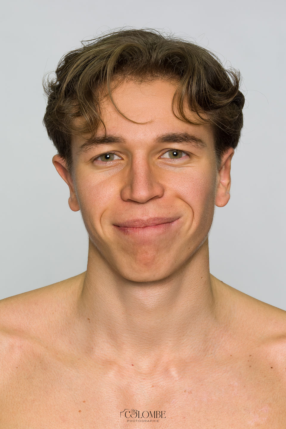Pola professionnel réalisé en studio pour les directeurs de casting. Plan serré, de face, avec un sourire naturel, mettant en avant l'expression authentique et la présence du modèle. Un indispensable pour toute candidature dans le milieu du cinéma, de la télévision ou de la publicité.