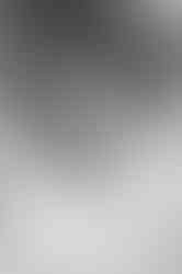 Portrait en noir et blanc de Josiane, réalisé en extérieur lors d’une séance photo de famille à Paris. Photographe famille et portrait basée à Gentilly, spécialisée dans les portraits naturels et authentiques en Île-de-France, en studio ou en extérieur.