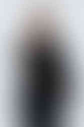 Polas comédien homme réalisés en studio photo à Paris. Photographie naturelle mettant en valeur l’expression et la présence, sans retouche excessive. Séance polas professionnelle destinée aux castings et agences, réalisée par un photographe polas Paris et région parisienne.