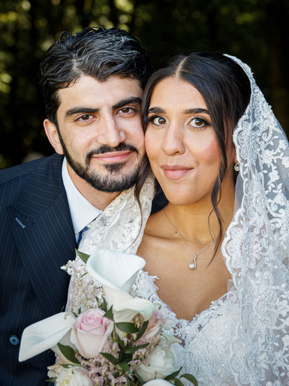 Portrait des mariés Omer et Syrine, visages côte à côte lors de leur séance photo de mariage à Écouen, capturant la tendresse et la complicité du couple kurde et tunisien.