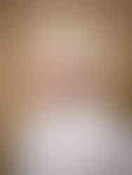 Portrait artistique réalisé en studio photo à Gentilly, en région parisienne. Cette image met en lumière Abdoulaye à travers une mise en scène florale délicate, symbole de douceur et d’affirmation de soi. Le travail de lumière et de couleurs naturelles valorise la singularité du modèle albinos avec bienveillance et élégance. Colombe Photographie accompagne chaque personne dans une démarche respectueuse et sensible, en créant des portraits forts, pensés comme des outils d’expression personnelle ou artistique. Shooting réalisé dans notre studio proche de Paris, accessible depuis toute l’Île-de-France.