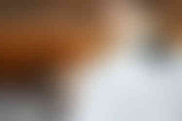 Prêtre en habit liturgique tenant un livre de messe pendant le baptême de Giulia à l’église Sainte Geneviève de Garges-lès-Gonesse. Reportage réalisé par une photographe baptême à Paris et en Île-de-France, capturant les moments clés de la cérémonie religieuse en famille.