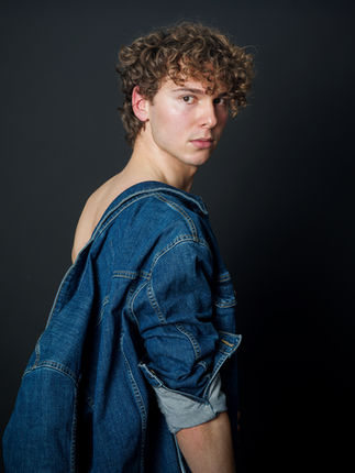 Portrait couleur réalisé en studio photo à Paris pour le book comédien de Gautier Vidril. La posture naturelle et la tenue sobre permettent de proposer une image contemporaine, facilement exploitable pour des castings cinéma ou séries. La lumière douce met en valeur les volumes du visage sans retouche excessive. Photo réalisée par Colombe Photographie, photographe portrait et book comédien en région parisienne.