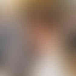 Photographie du premier baiser d’Audrey et Manu juste après leur union civile à la mairie de Breuillet, en Essonne. Devant une assemblée debout et applaudissant chaleureusement, les mariés s’embrassent dans une scène remplie d’émotion, de joie et de spontanéité. Un moment fort du mariage, capturé par une photographe professionnelle spécialisée dans les reportages de mariage en Essonne et en région parisienne.