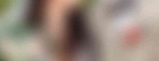 Mariage civil d’Alissia et Hafed à Montlhéry : portrait de couple en extérieur après la cérémonie. La mariée, en robe de dentelle et voile, tient un bouquet de roses pastel et de gypsophile. Le marié, en costume beige avec un nœud papillon chocolat et une boutonnière assortie, pose sa main sur celle de son épouse. Un moment tendre et complice capturé par Colombe Photographie, photographe de mariage civil en Essonne et en Île-de-France.