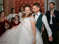 Photographie de moments complices et joyeux pendant la soirée du mariage, capturée en région parisienne. Un instant de bonheur partagé, immortalisé par Colombe Delons, photographe spécialisée dans les mariages et les moments d'émotion de votre grand jour.