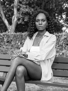 Portrait de Serena assise sur un banc public, jambes croisées, capturée en noir et blanc. Prise de vue en extérieur à Paris, cette photo met en valeur une posture élégante et détendue, avec un traitement monochrome qui accentue les contrastes et l’atmosphère intemporelle de la scène. Idéal pour un book artistique ou mode.