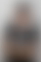 Portrait studio réalisé pour un usage professionnel (CV, LinkedIn, site personnel), avec une pose dynamique et un sourire franc. Prise de vue réalisée par Colombe Photographie à Gentilly, en région parisienne. Photographe portraitiste spécialisée dans les portraits naturels et expressifs, pour particuliers et professionnels.