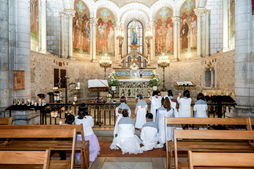 Photographe de première communion en Île-de-France, Colombe Photographie saisit les temps de prière avec sensibilité. Ici, les enfants communiants, dont Elvio, sont réunis dans le silence et la dévotion devant une statue mariale dans une église de la région parisienne. Une scène empreinte de ferveur, photographiée avec douceur à Gentilly ou ses environs, pour des souvenirs chargés de spiritualité et d’émotion.