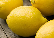 Frische gelbe Zitronen