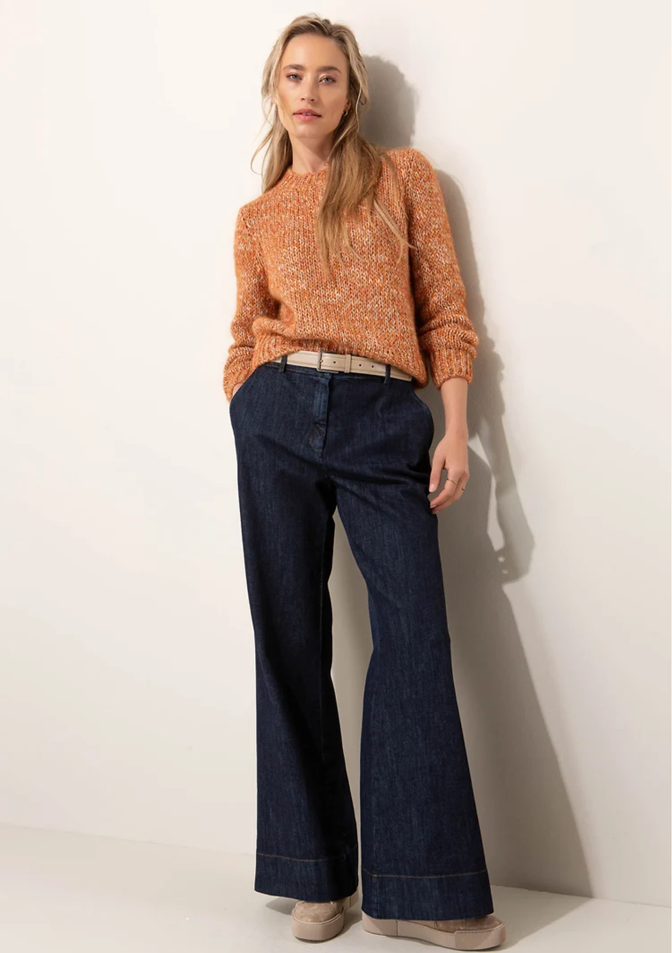 melierte Grobstrickpulli mit Glitzergarn in Burnt orange und Jeans dazu