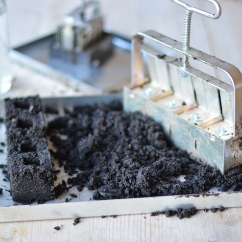 Soil blockers, ett Hurra och frustrationen över att inte komma sig för. 