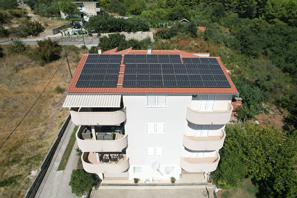 Solarni paneli na krovu obiteljske kuće u Solinu
