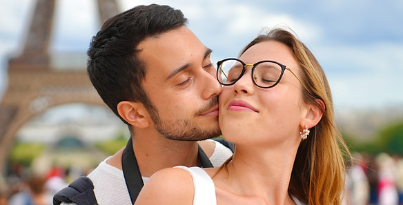 due ragazzi davantila torre eiffel a parigi
