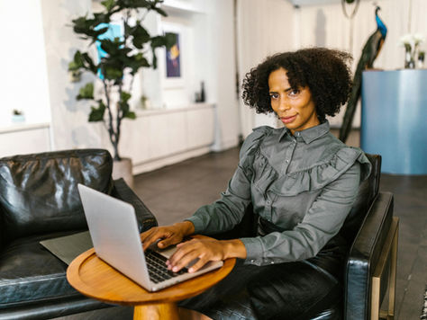 woman sitting on the laptop