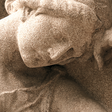 Skulptur trauernde Frau