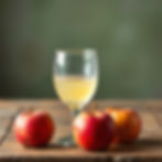 un verre de jus de pomme désaltérant dans un verre et 3 pommes