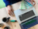 Une graphiste travaillant sur un ordinateur