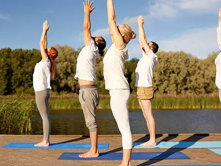 "Urdhva Hastasana: Explorando a Postura das Mãos Elevadas"