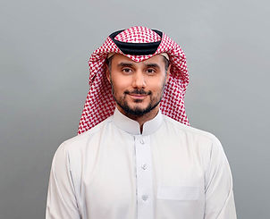 رجل يرتدي الثوب والغترة