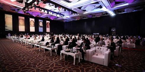 حضور في قاعة مؤتمرات واسعة