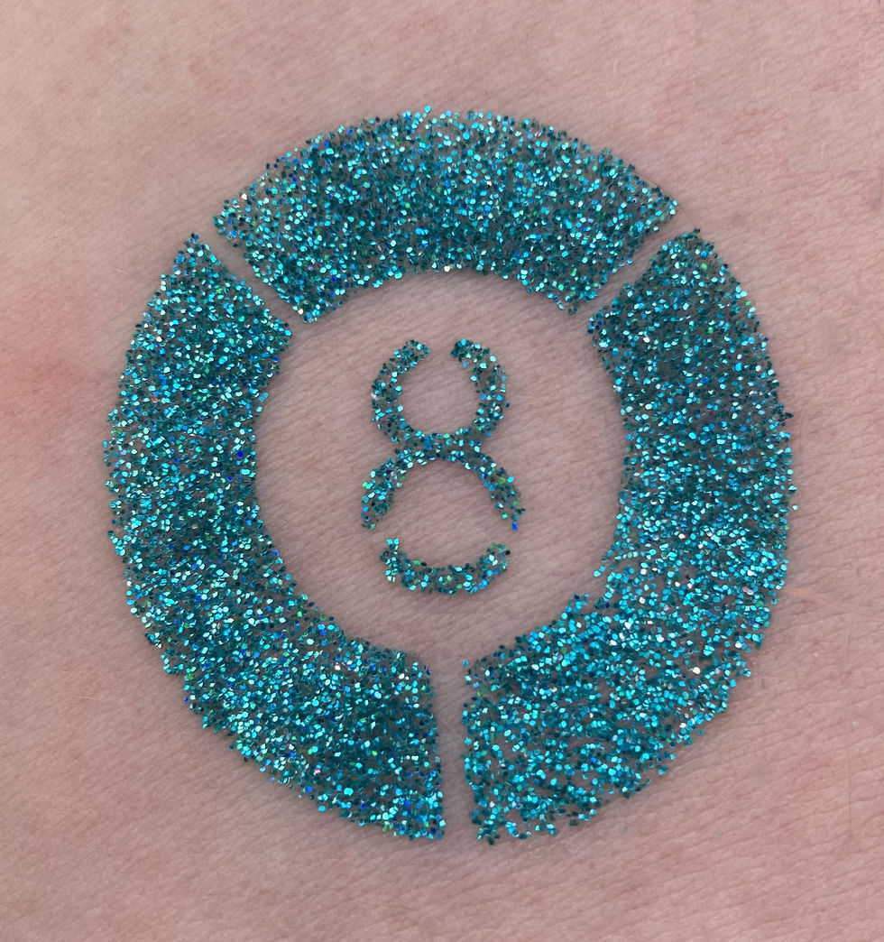 Résultat du pochoir tatouage d'une boule de billard avec du maquillage paillette