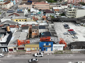 Antena de telefonia cai sobre três casas durante temporal em Pelotas