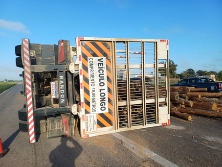 Caminhão tomba ao realizar retorno no km 20 da BR-392; ninguém se feriu