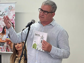 Sessão de autógrafos de Donga na 51ª Feira do Livro de Pelotas valoriza a produção regional