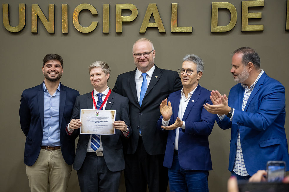 Proposta pelo vereador Tiago Albrecht (centro), a cerimônia ao deputado federal contou com a presença de Romeu Zema, Felipe Camozzato e Ricardo Gomes | Foto: Fernando Antunes/CMPA