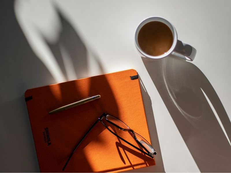 Wahre Freiheit durch Loslassen – Symbolbild für innere Ruhe, Klarheit und Befreiung durch Reduktion, Fokus und den Mut, das Wesentliche wieder in den Mittelpunkt zu stellen.