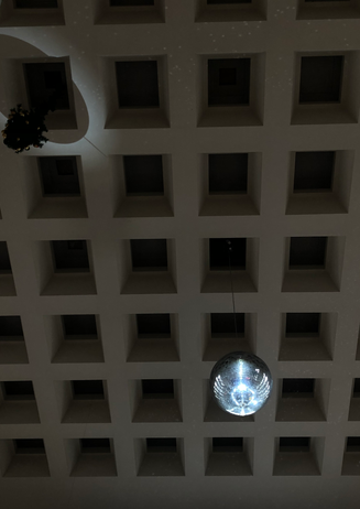 Une boule à facette au plafond.