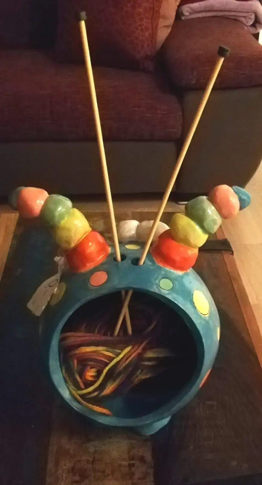 Handgefertigtes Monsterbehältnis für Wolle und Sticknadeln - hinten