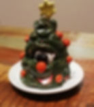 Handgefertigtes Weihnachtsbaum-Teelicht mit fröhlichem Gesicht, vorne beleuchtet
