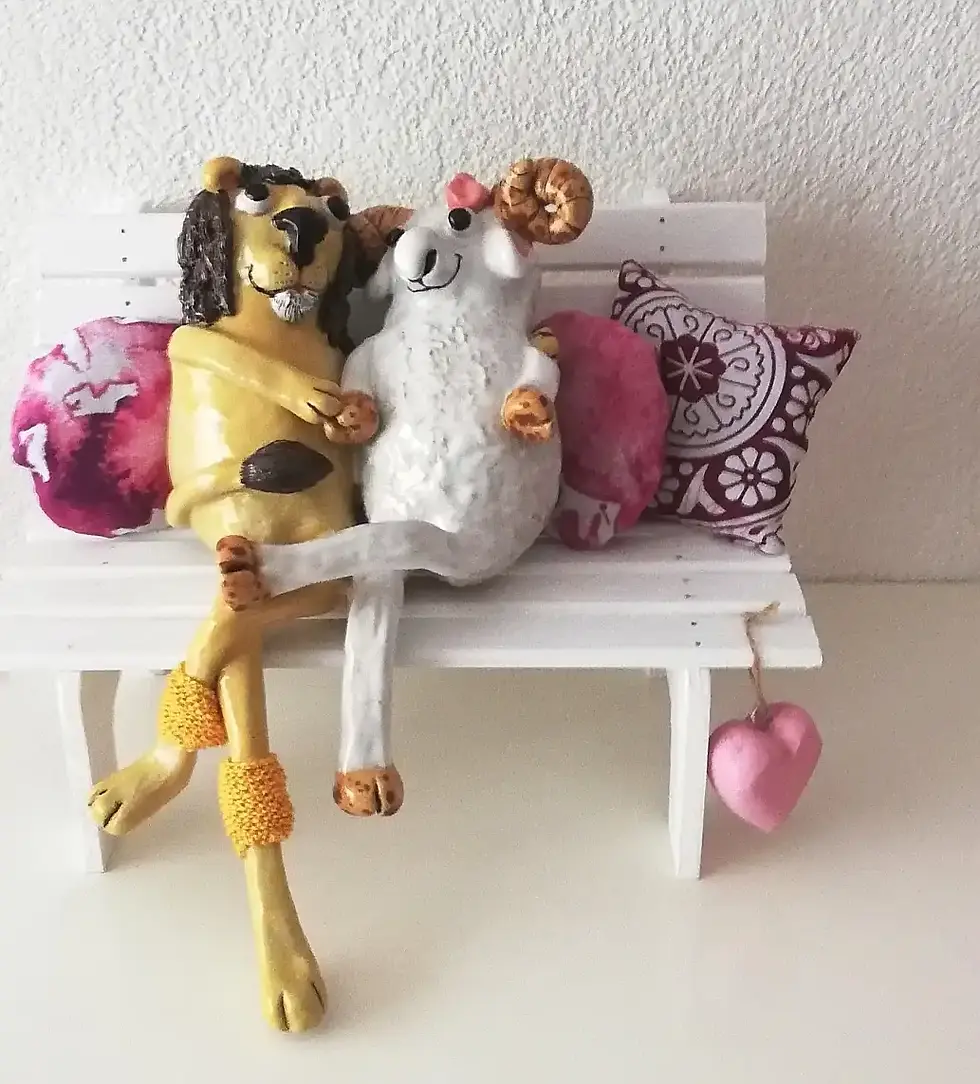 Handgefertigte Skulptur eines Löwen und Widders, die sich auf einer Holzbank umarmen.