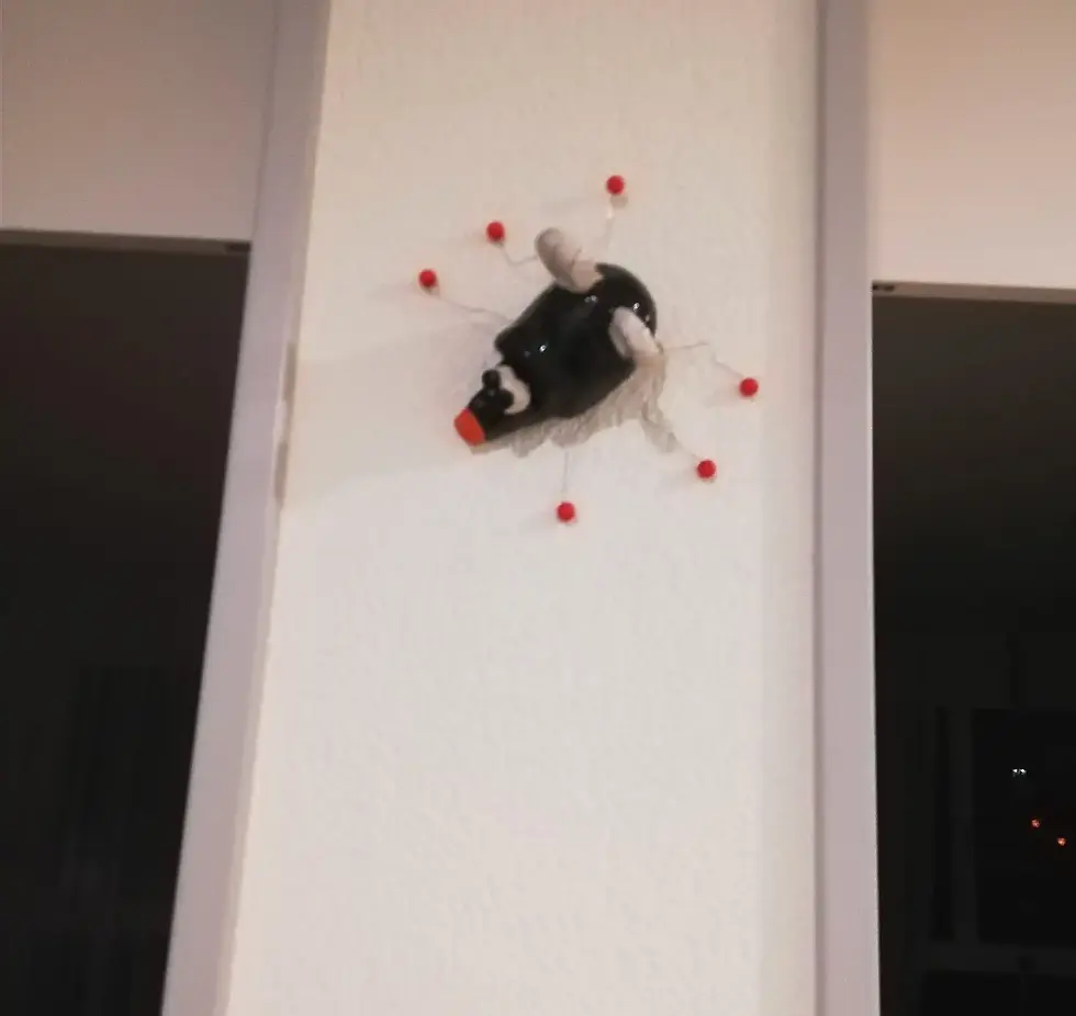 Hangetöpferte Fliege als Wanddekoration - aufgehängt