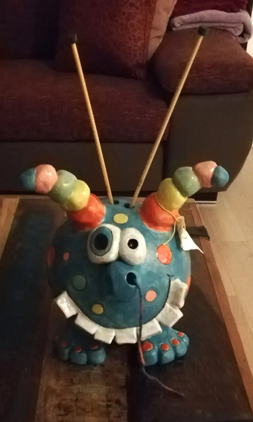 Handgefertigtes Monsterbehältnis für Wolle und Sticknadeln - vorne