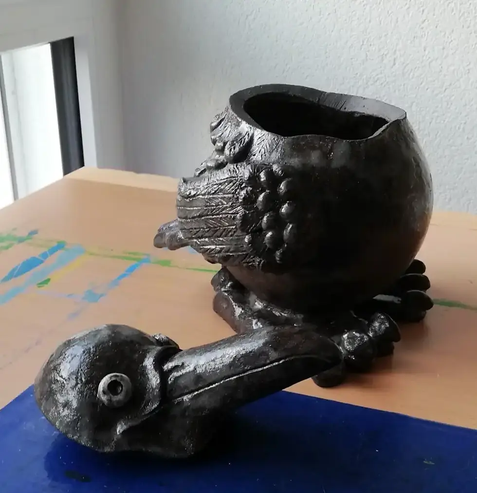 Handgefertigter Topf in Form eines Raben, ideales Behältnis - offen