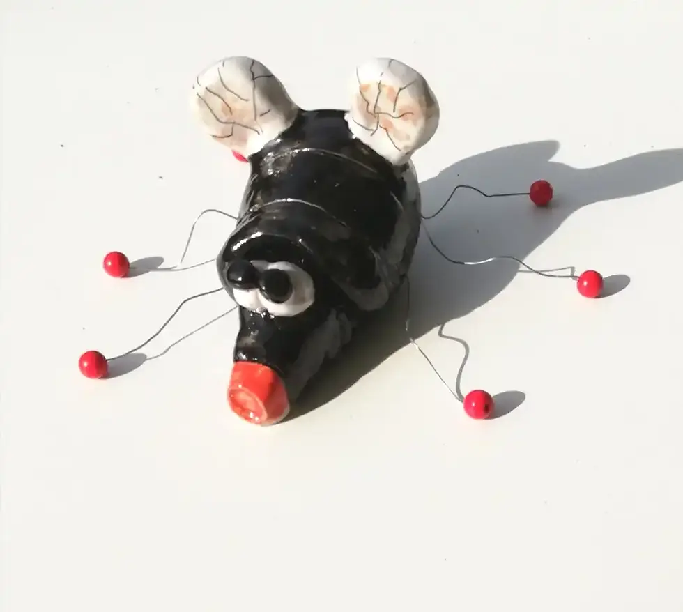 Hangetöpferte Fliege als Wanddekoration